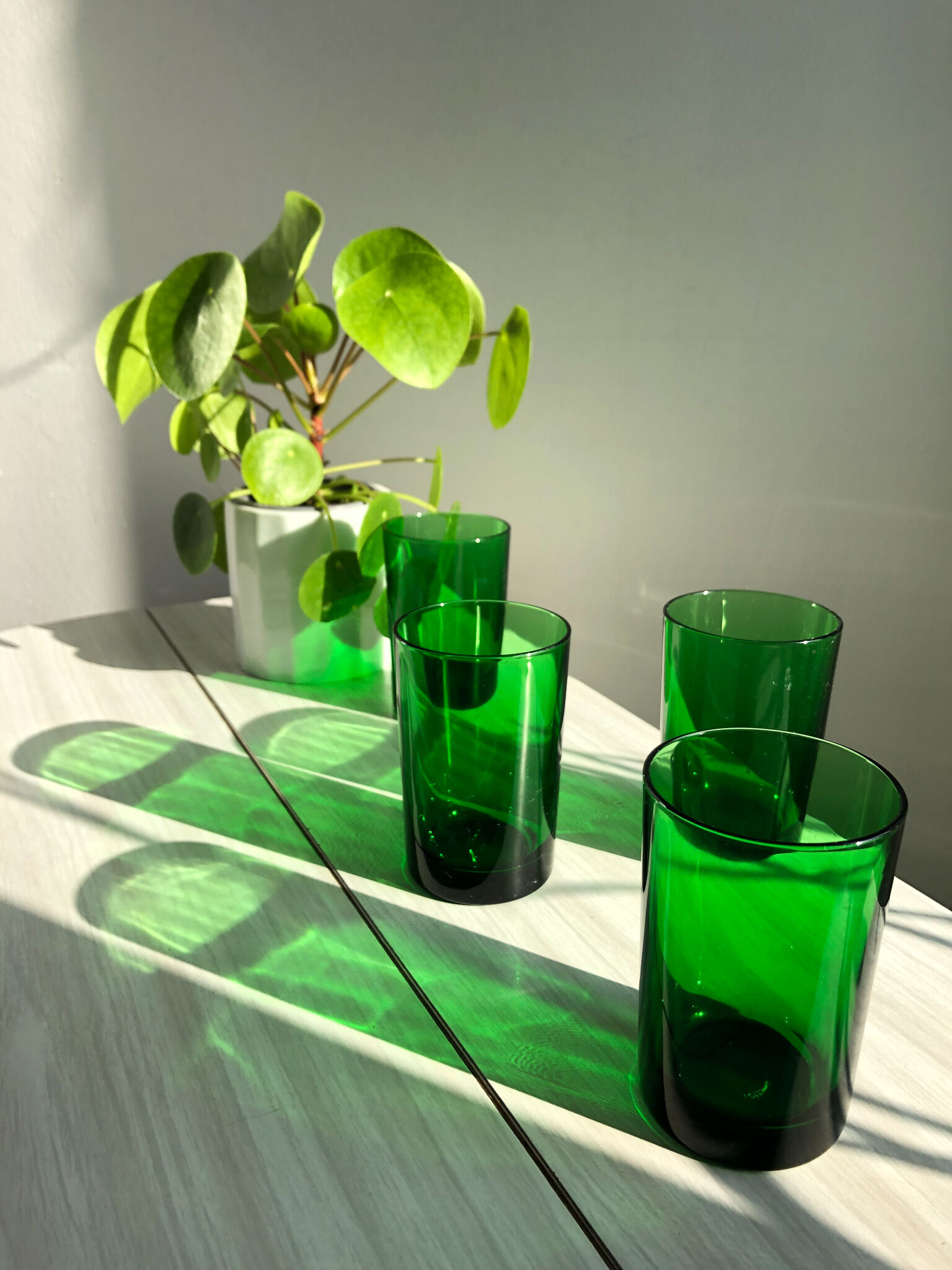 Lot de 4 verres verts translucides style vereco