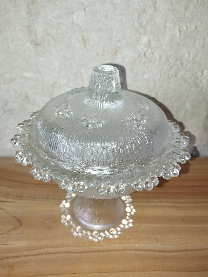 Bonbonnière sur pied en verre moulé – Décor texturé vintage