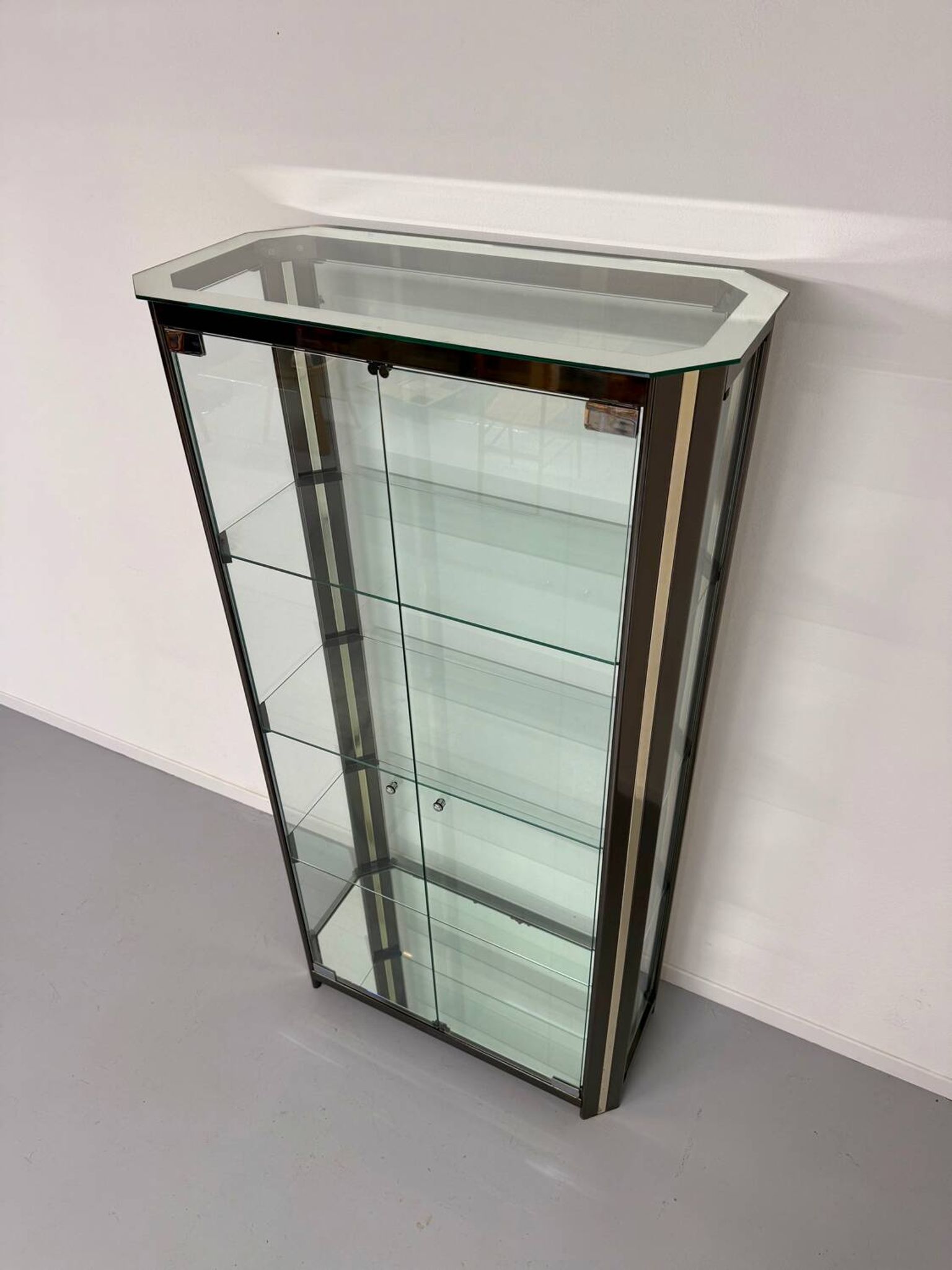 Antique display cabinet shelf in brass metal Italian design from the 70s