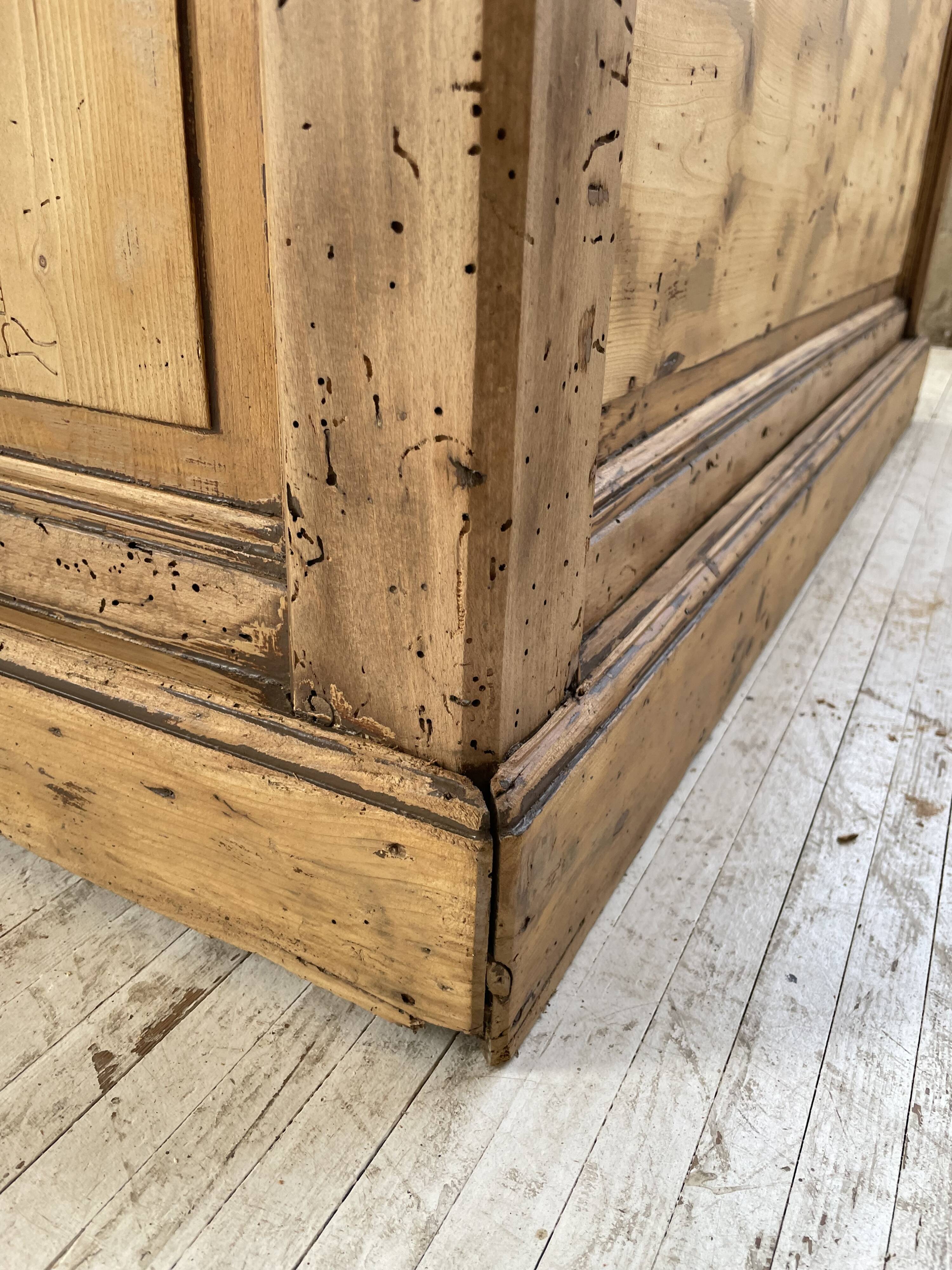 Trading counter central island pine