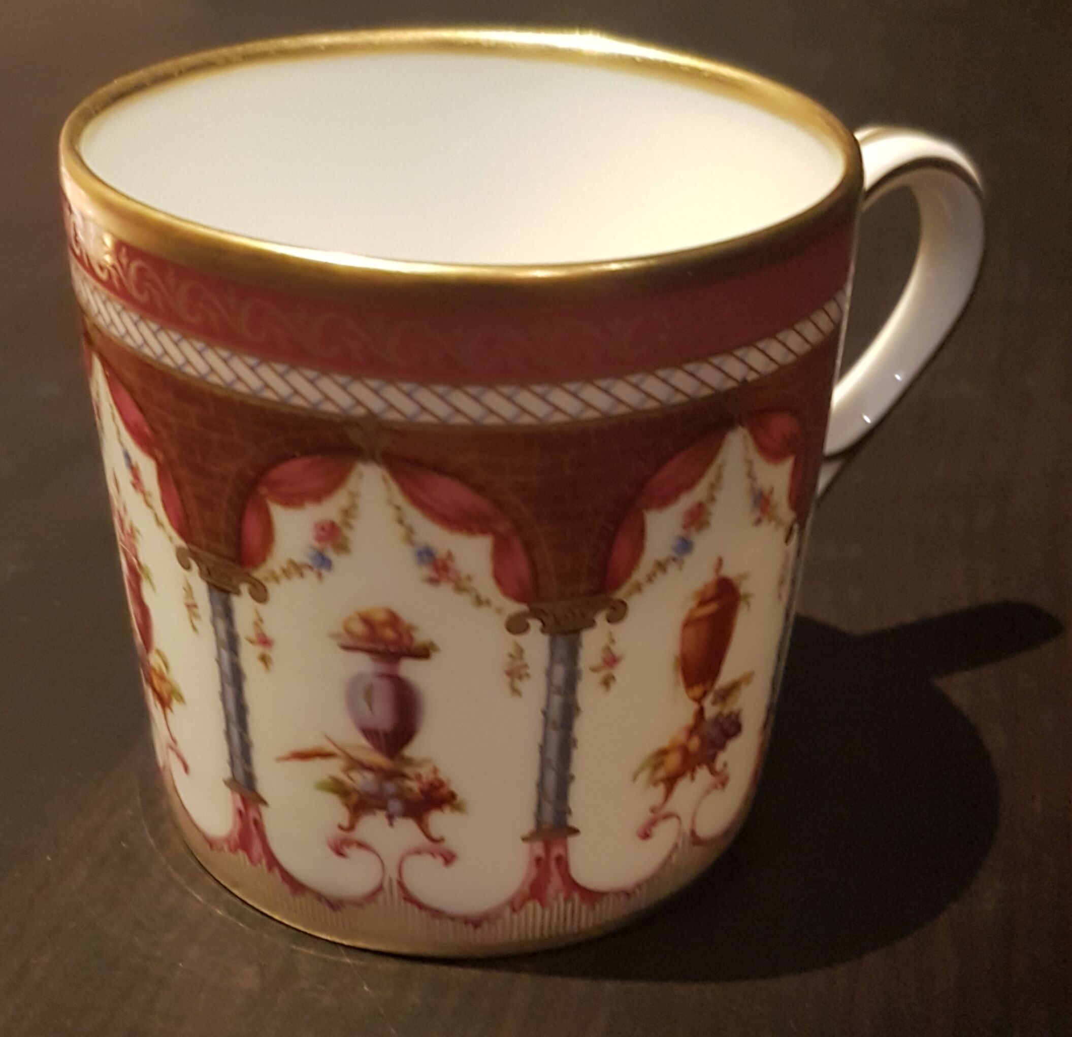 Porcelain cup and cup, royal manufacture of Limoges