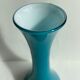 Vase en opaline bleu