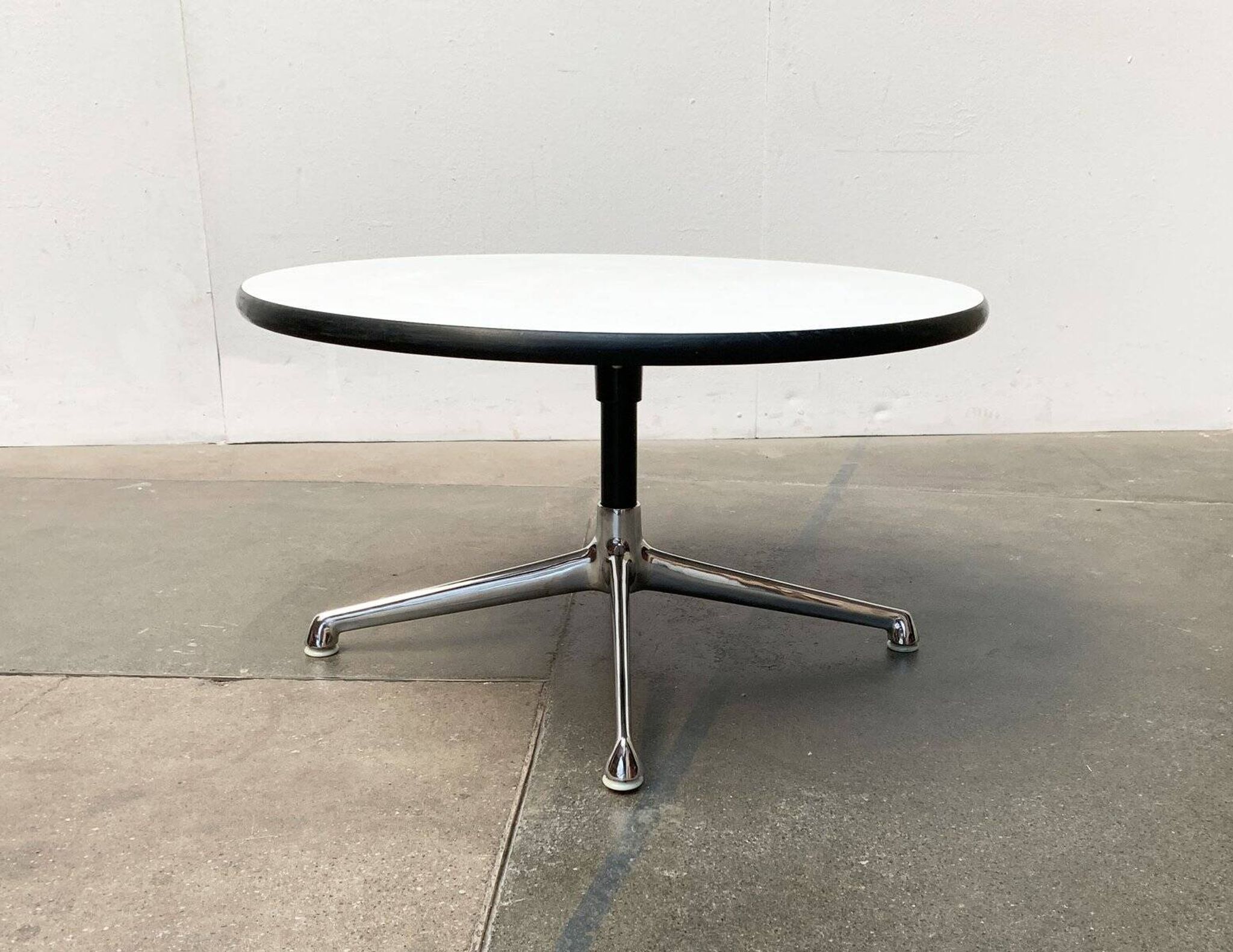 Table d'appoint du milieu du siècle par Charles & Ray Eames pour Herman Miller, années 1960