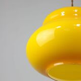 Lampe à suspension italienne du milieu du siècle en verre jaune et laiton