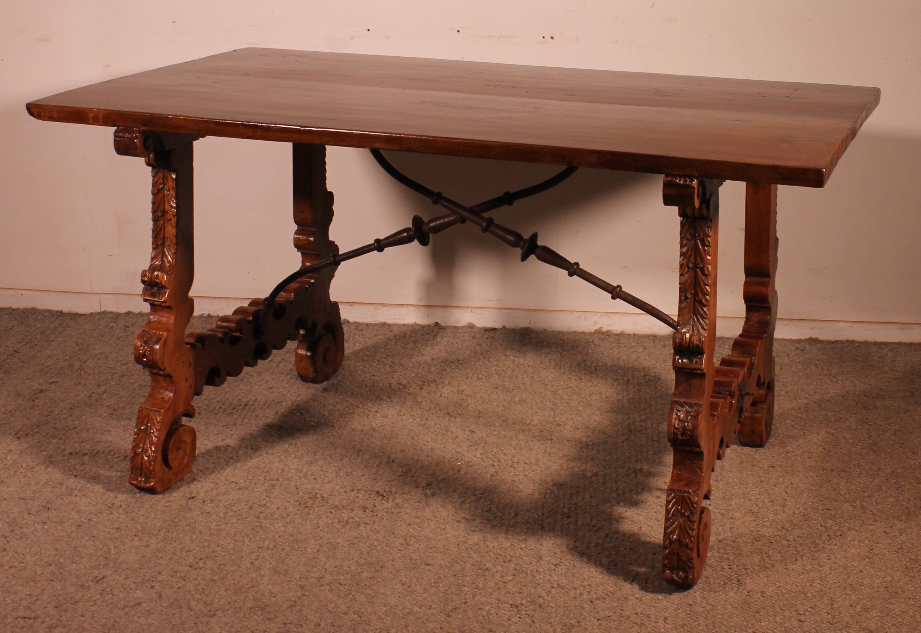 Spanish Renaissance Table In Blond Walnut - 17th Century
