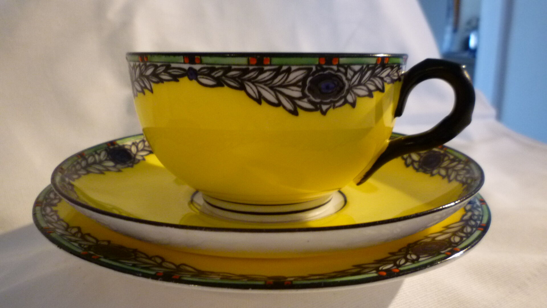 Royal Worcester tea-trio 1918; 2 sets