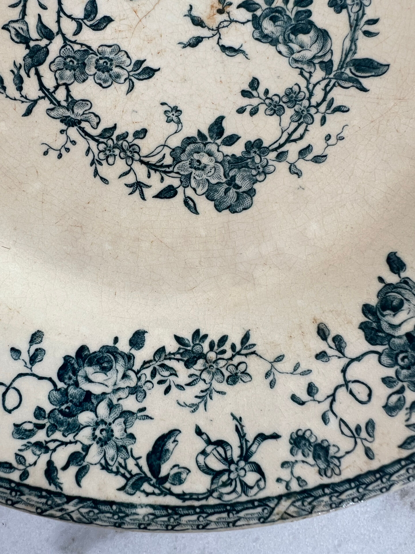 Gien bouquet de roses terre de fer lot de deux petites assiettes 1875