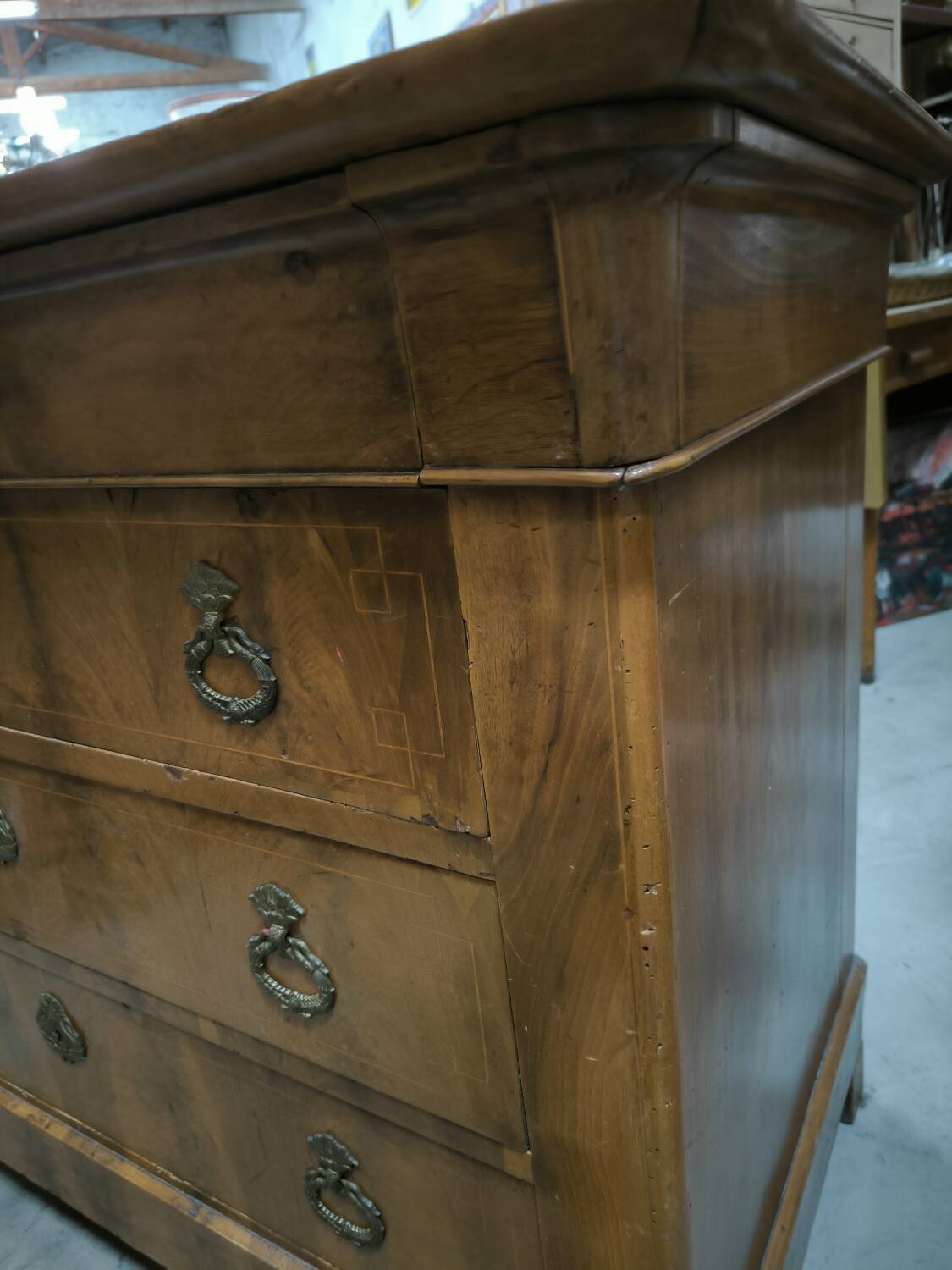 Restoration period chest of drawers in flamed walnut