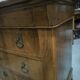 Commode d'époque Restauration en noyer flammé
