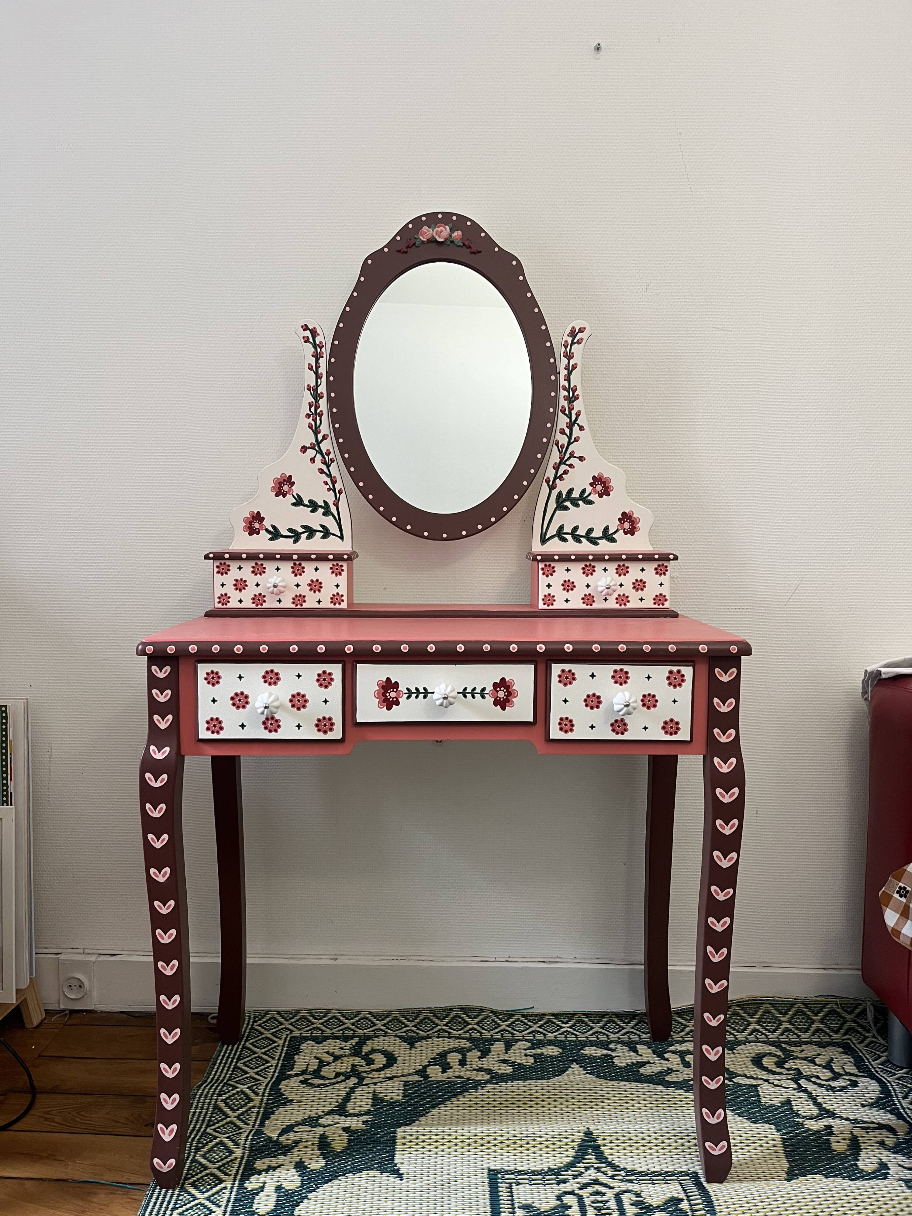 Coiffeuse peinte à la main