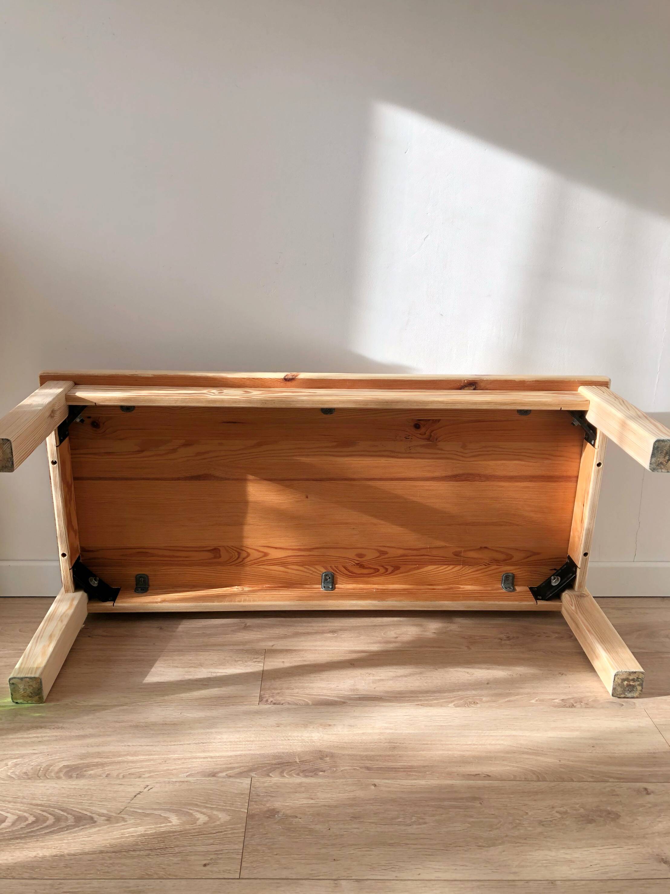 Farmhouse style coffee table, in solid pine
