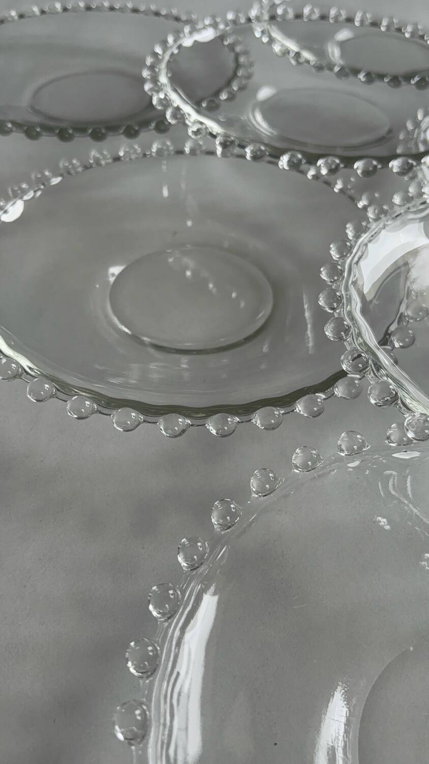 Lot de 8 assiettes dessert en verre transparent – bord perlé – style