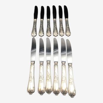 12 couteaux de table en métal argenté modèle Rocaille
