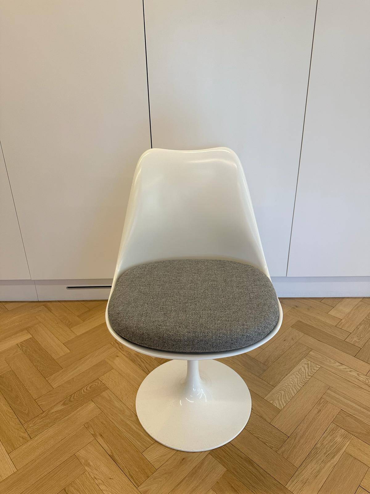 Saarinen marble table Edition Knoll and its 4 tulip chairs (set of 5)