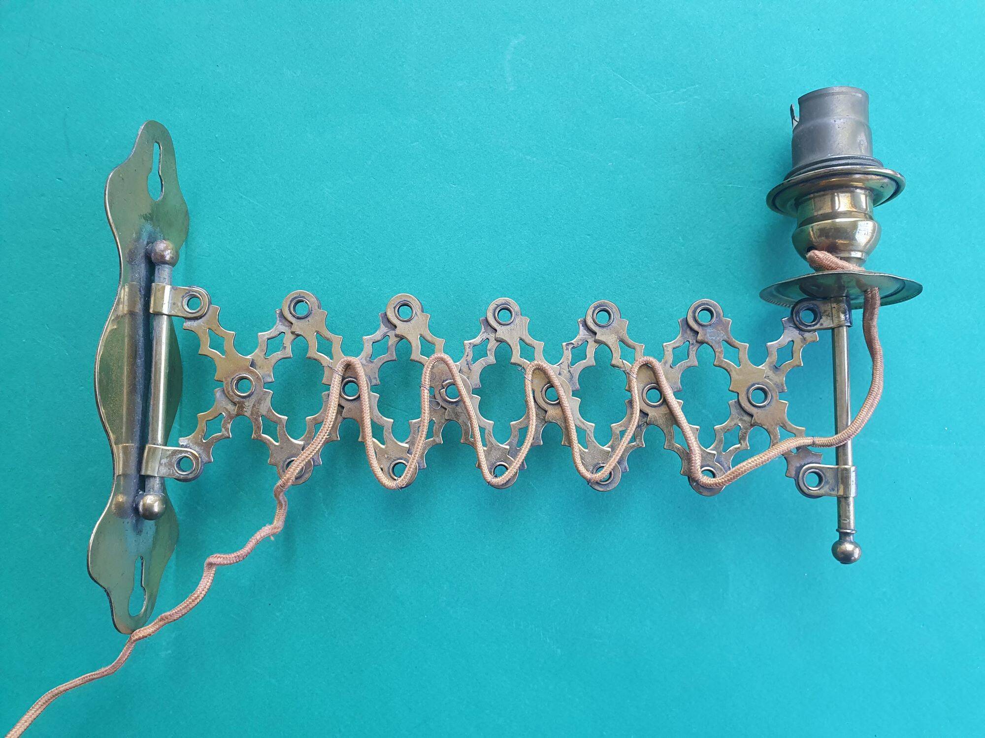 Vintage extendable pantograph wall light
