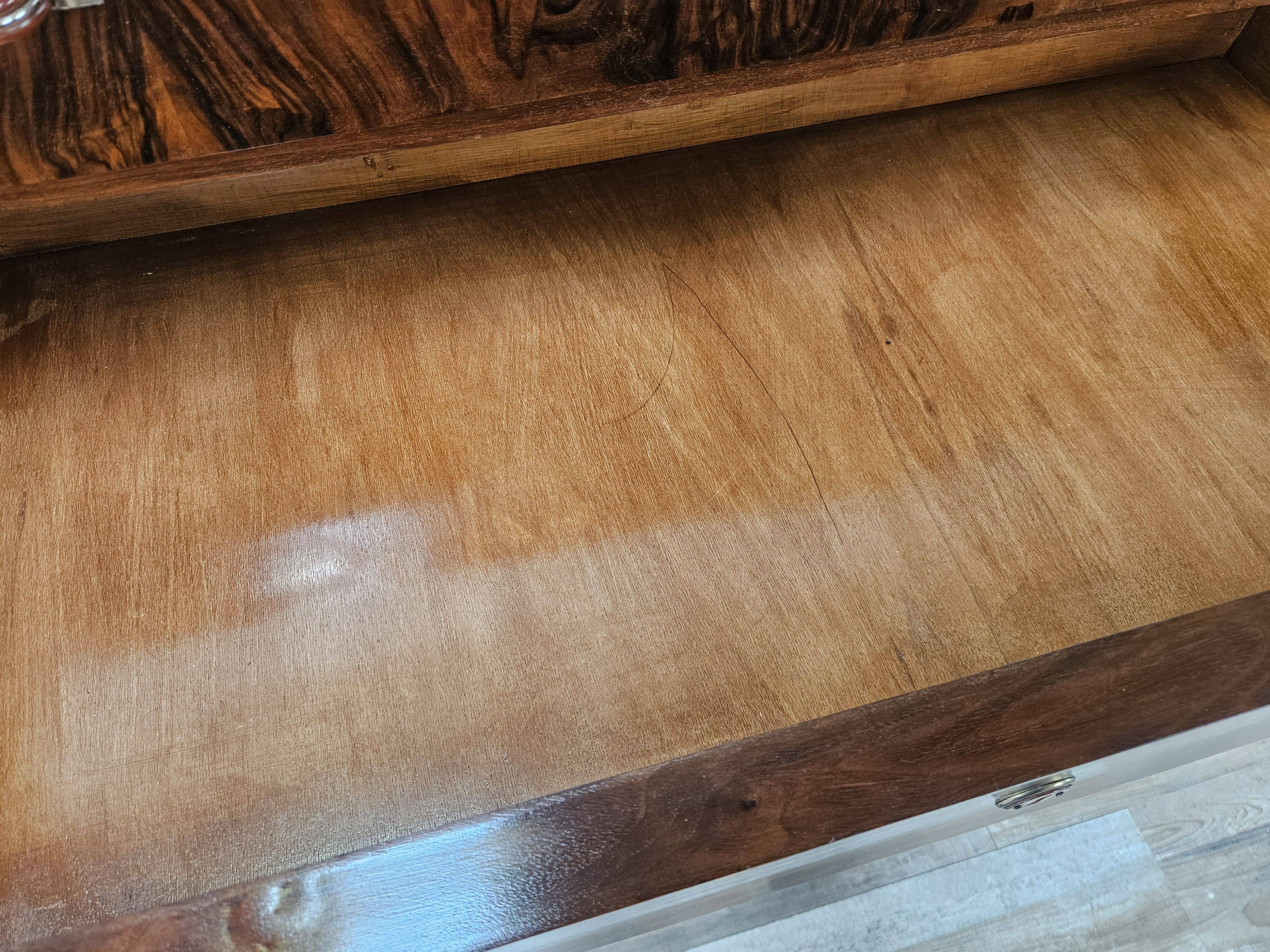 Exclusive 1940s Art Decò sideboard in walnut burl with mirror