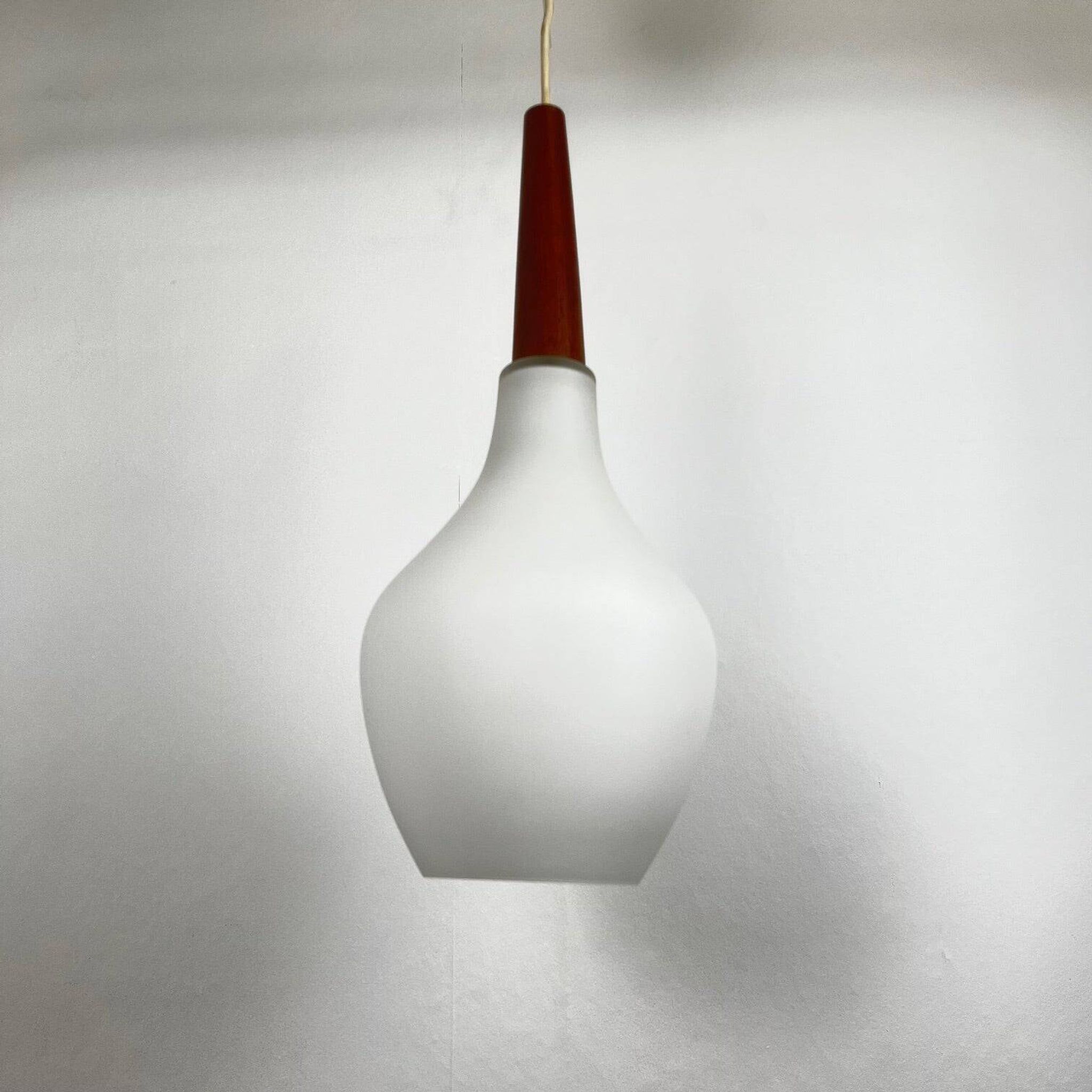 Suspension scandinave opaline et teck, midcentury modern