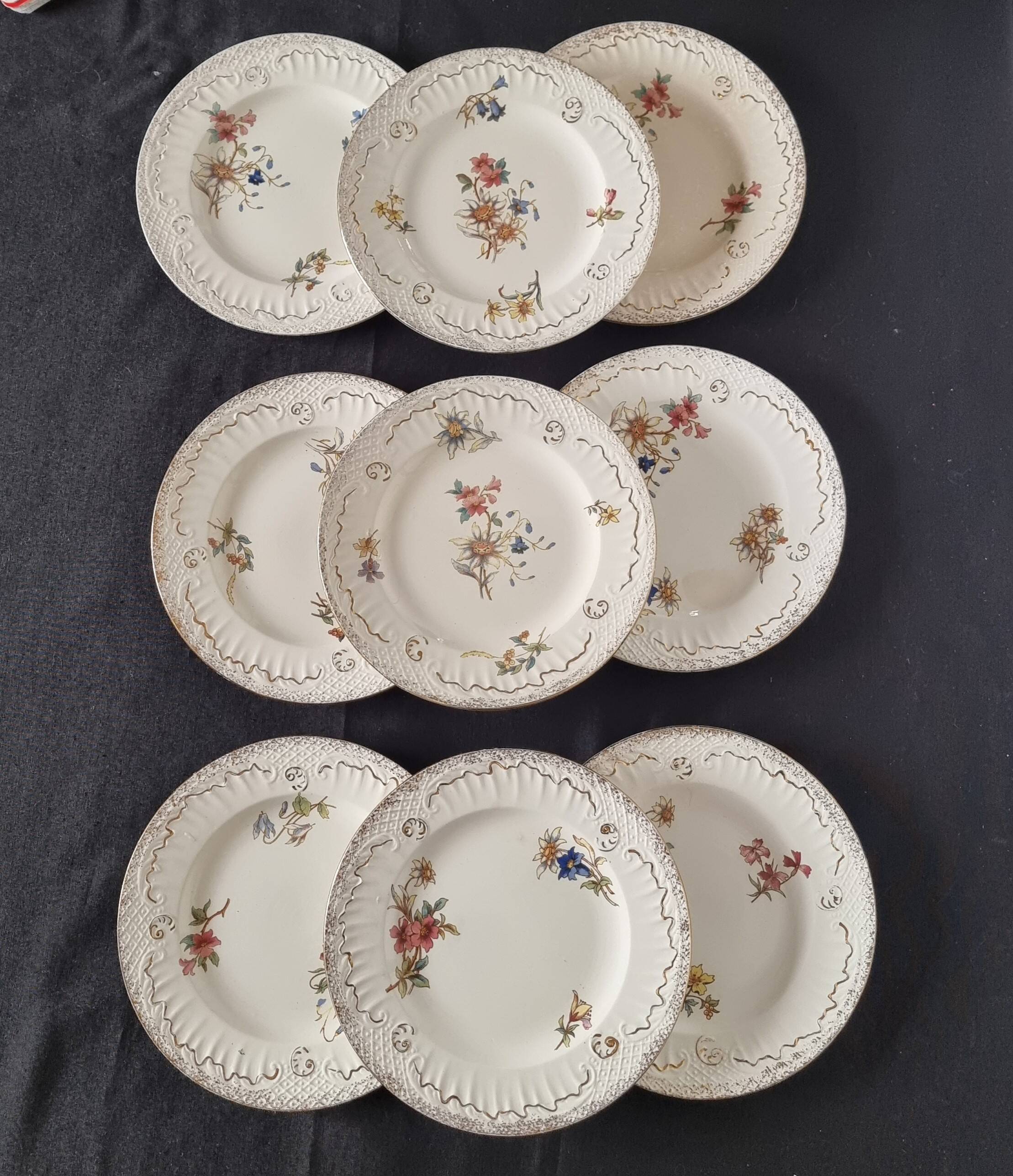 Lot de 9 assiettes anciennes en porcelaine de Sarreguemines, XIXe siècle, s