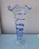 Vase en verre sur pied à liseré bleu