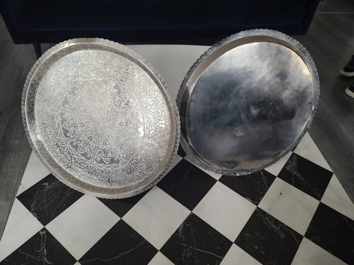 Silver-plated metal serving tray with chiseled finish #PLMR