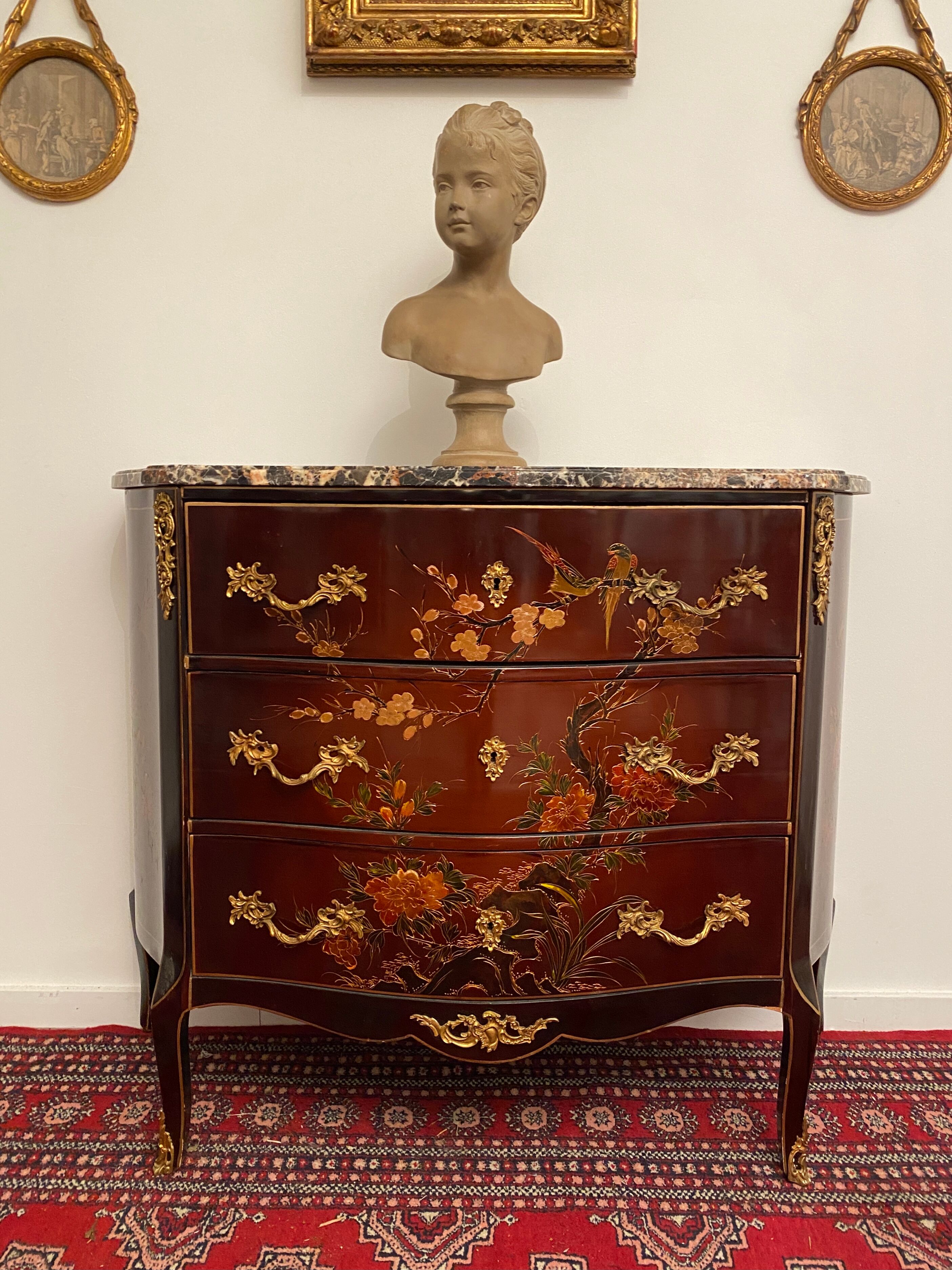 Commode galbée