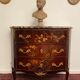 Commode galbée