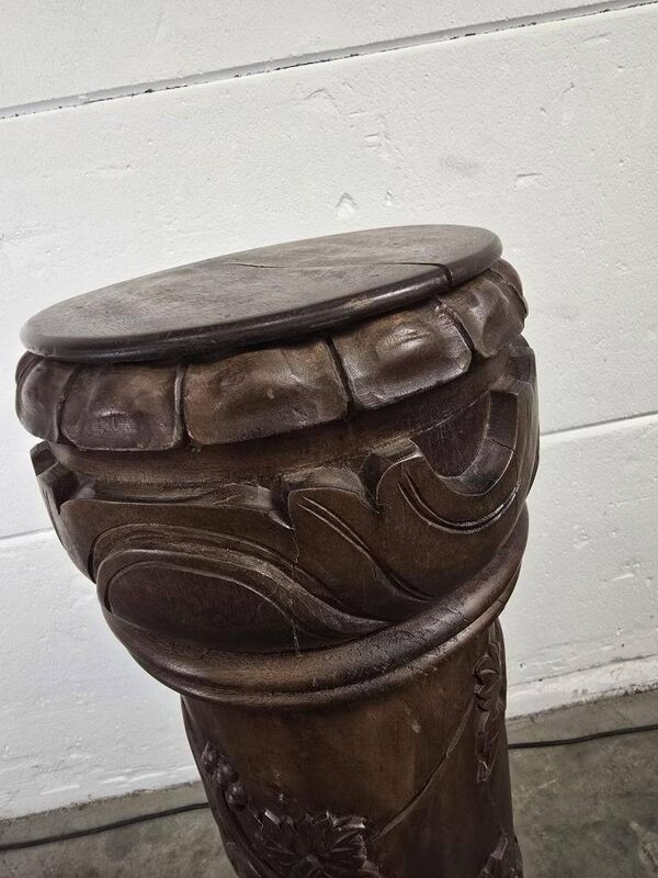 Colonne en bois vintage avec sculpture