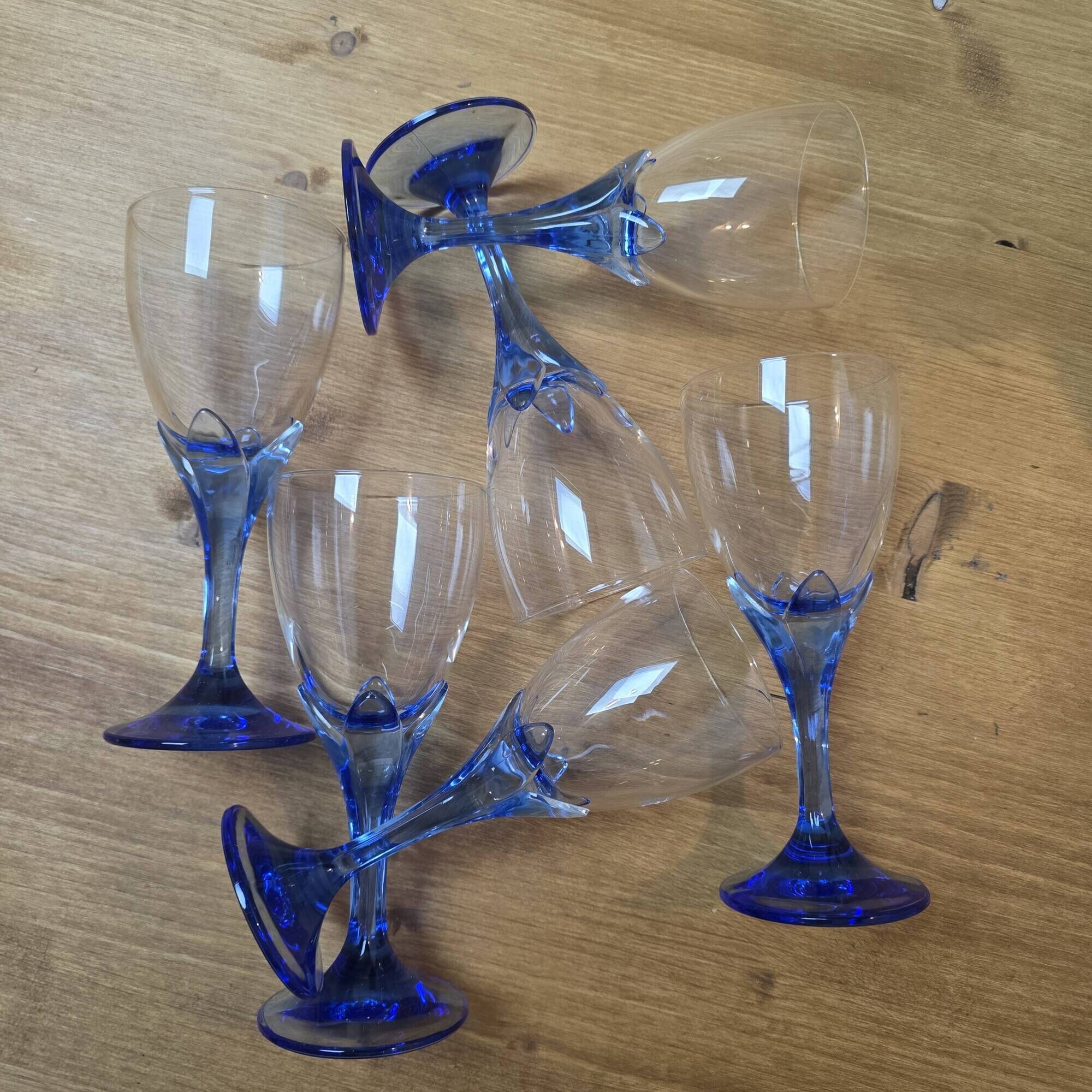 Service of 30 blue footed glasses.
