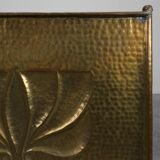 Écran de cheminée en cuivre martelé Art Déco élégant, France années 1920