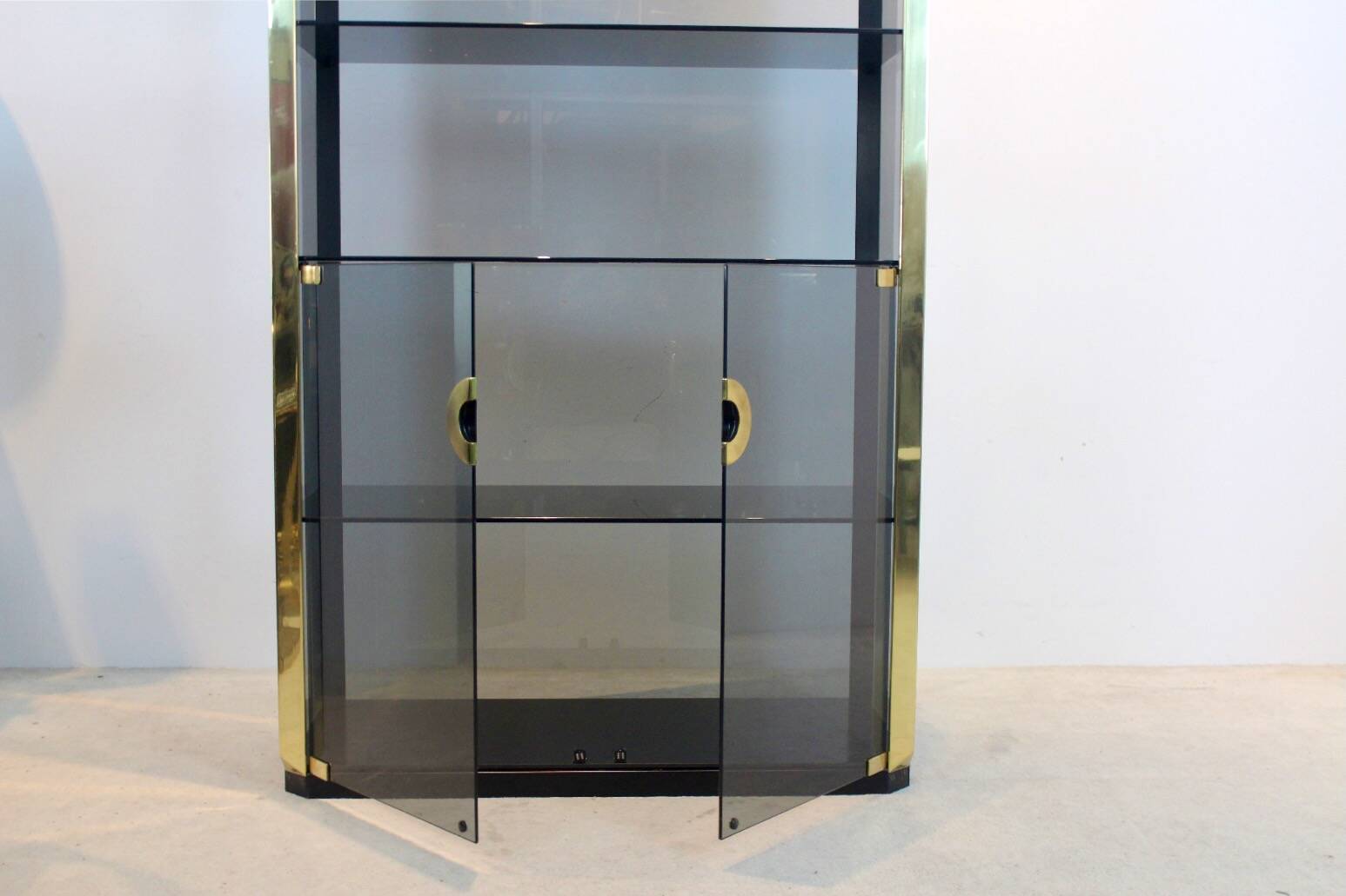 Armoire en verre fumé et laiton
