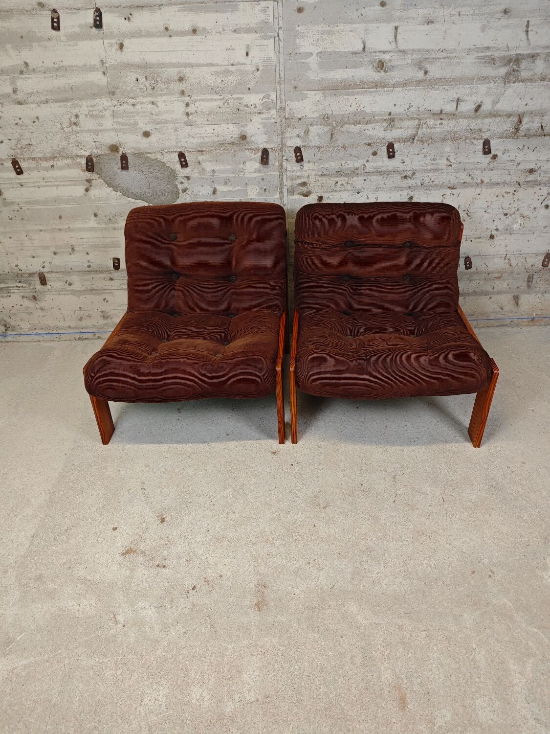 Pair of armchairs in pine and velvet