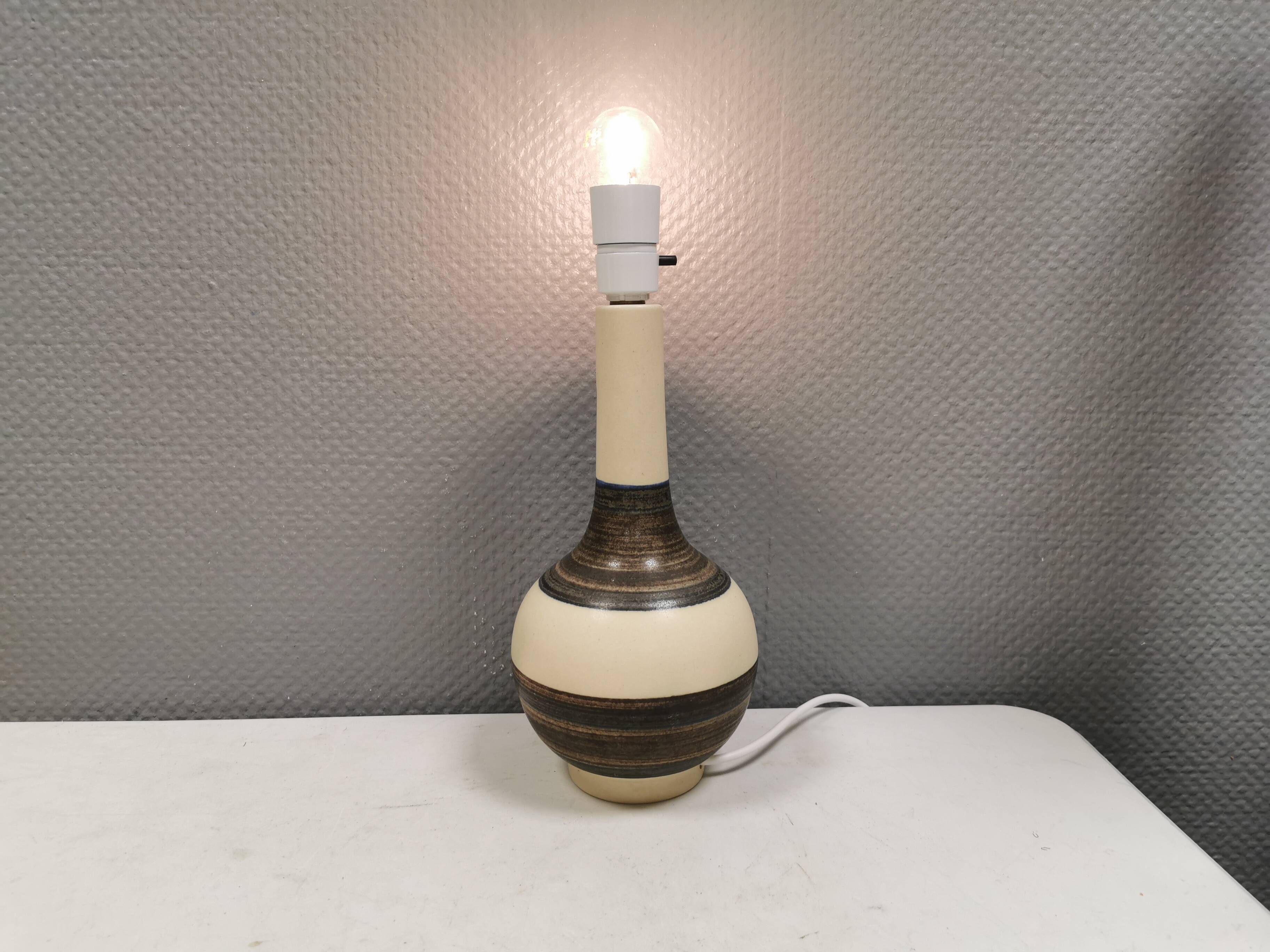 Beautiful table lamp in Ceramic, Danish and from the 1970-80s.