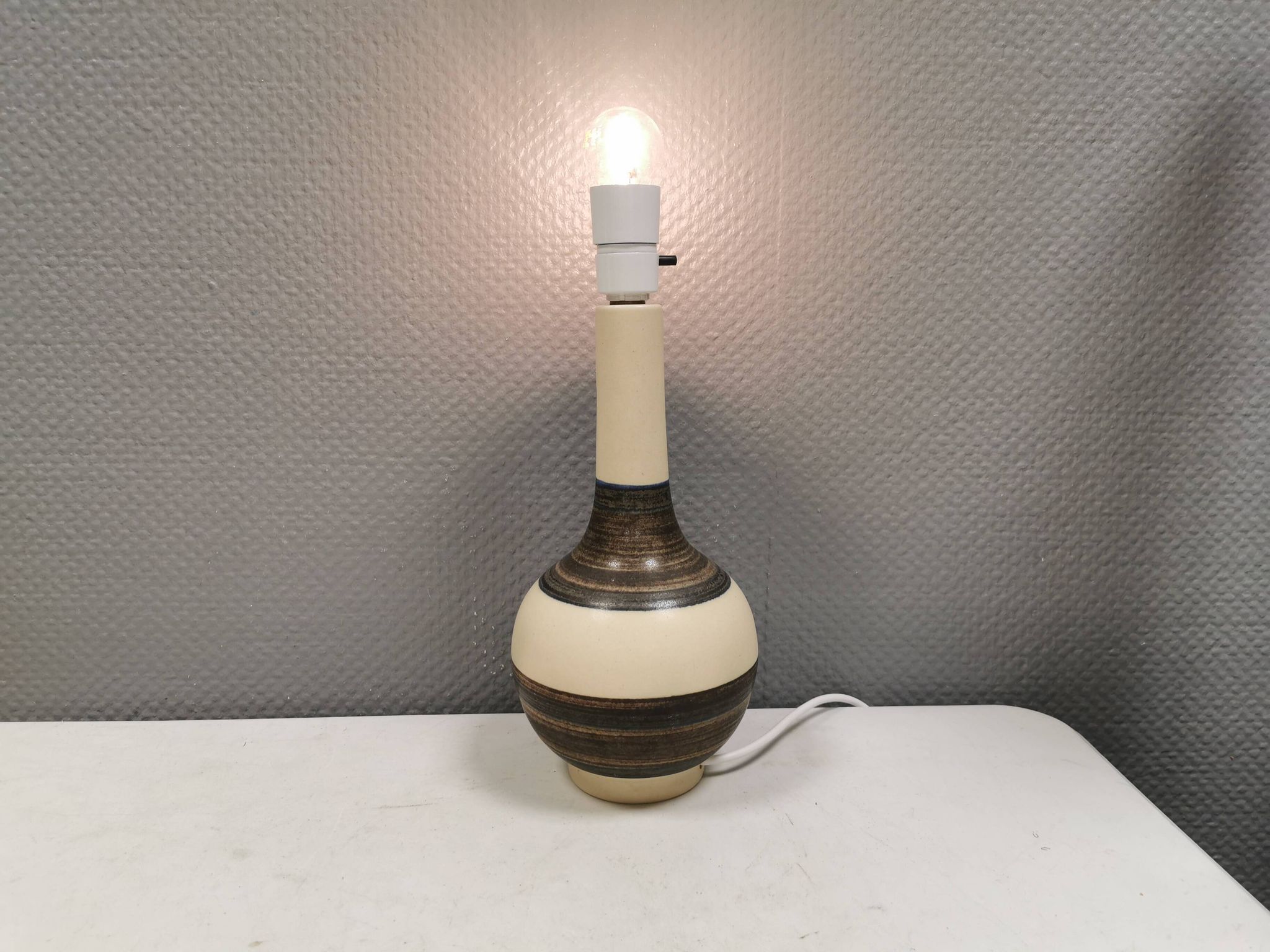 Beautiful table lamp in Ceramic, Danish and from the 1970-80s.