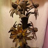 Metal flower lamp with wooden base