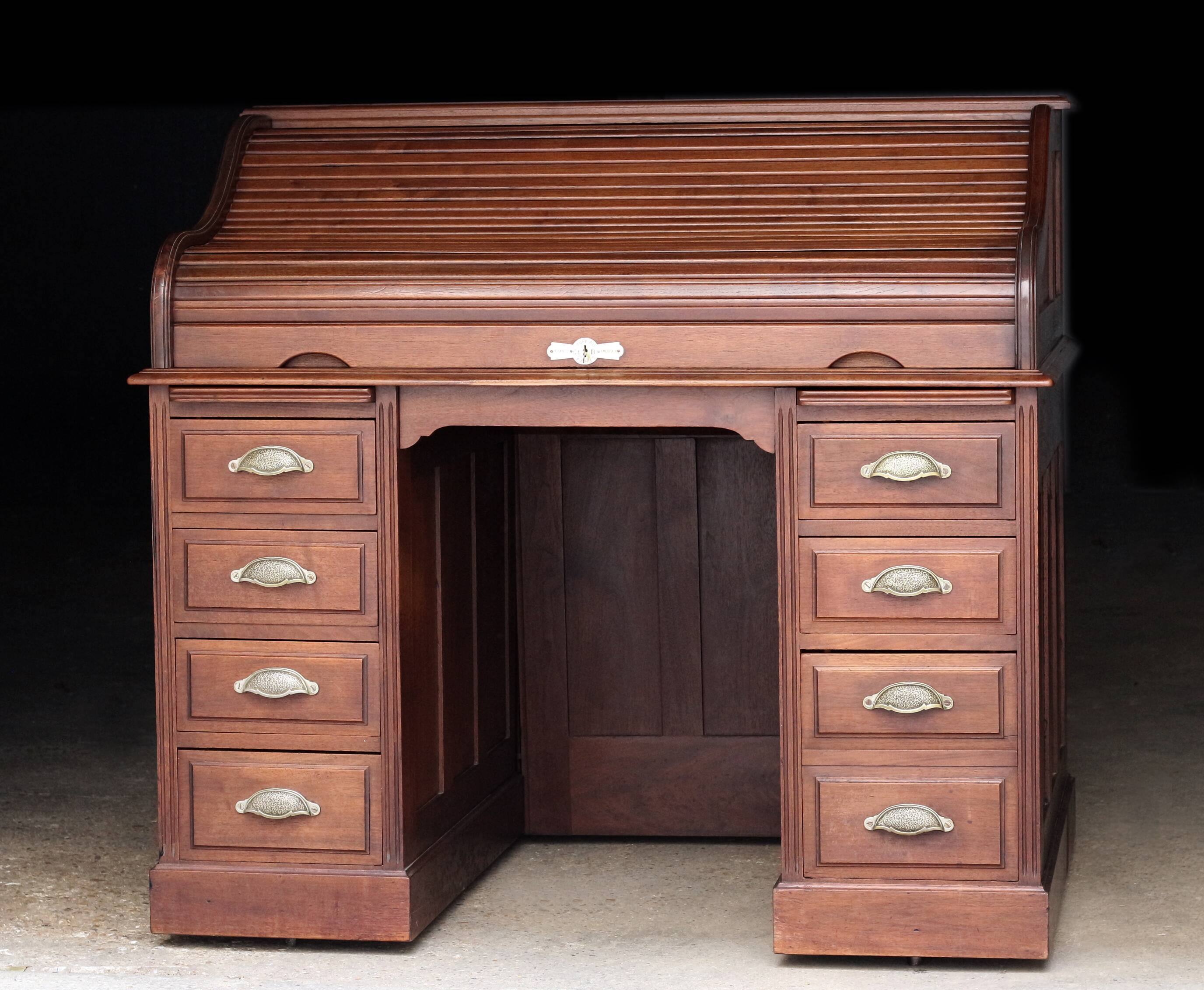 Franco-American American desk in solid mahogany. Circa 1900.