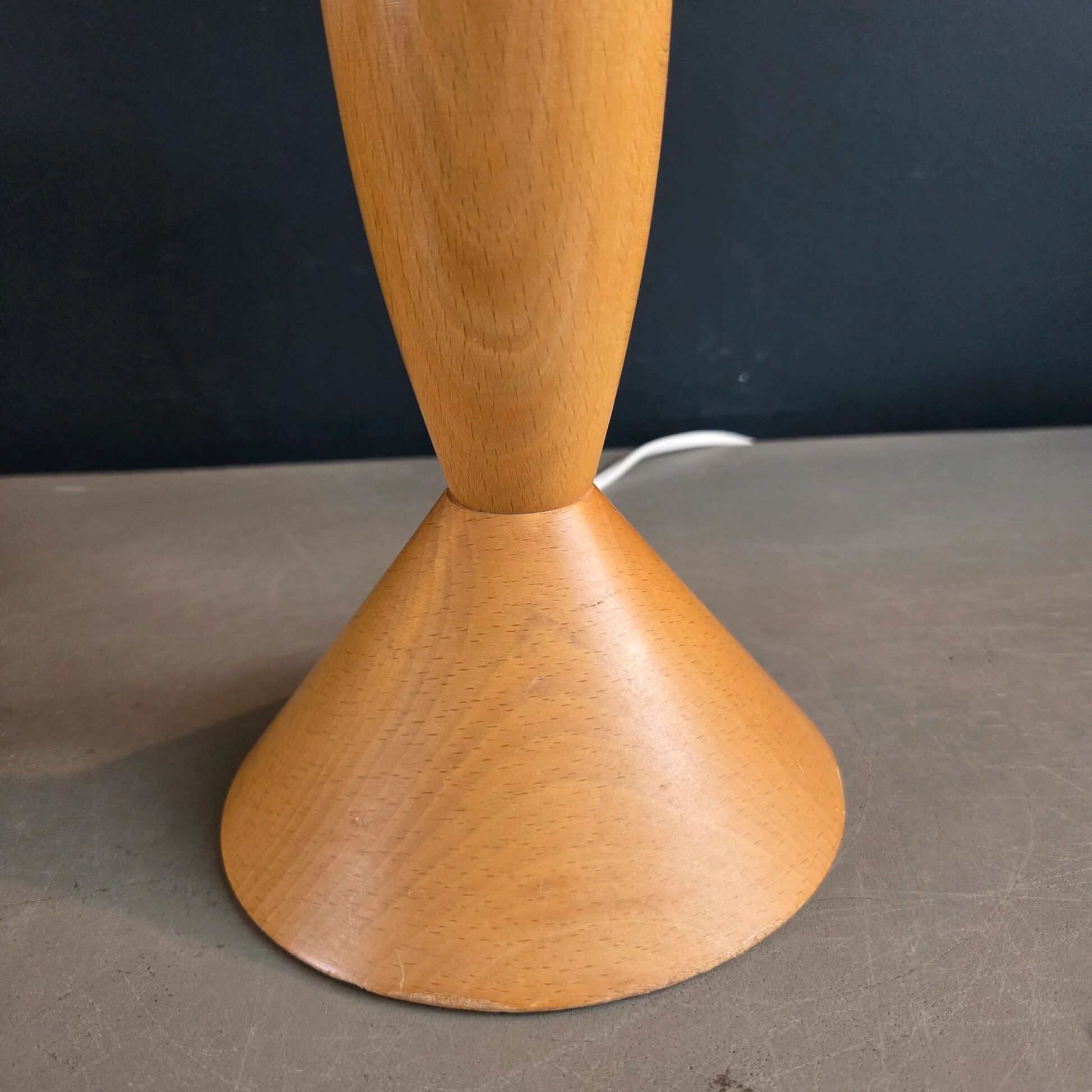 Table lamp in beech and rattan