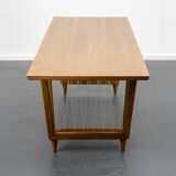 Table basse des années 50, noyer, pieds en V, restaurée