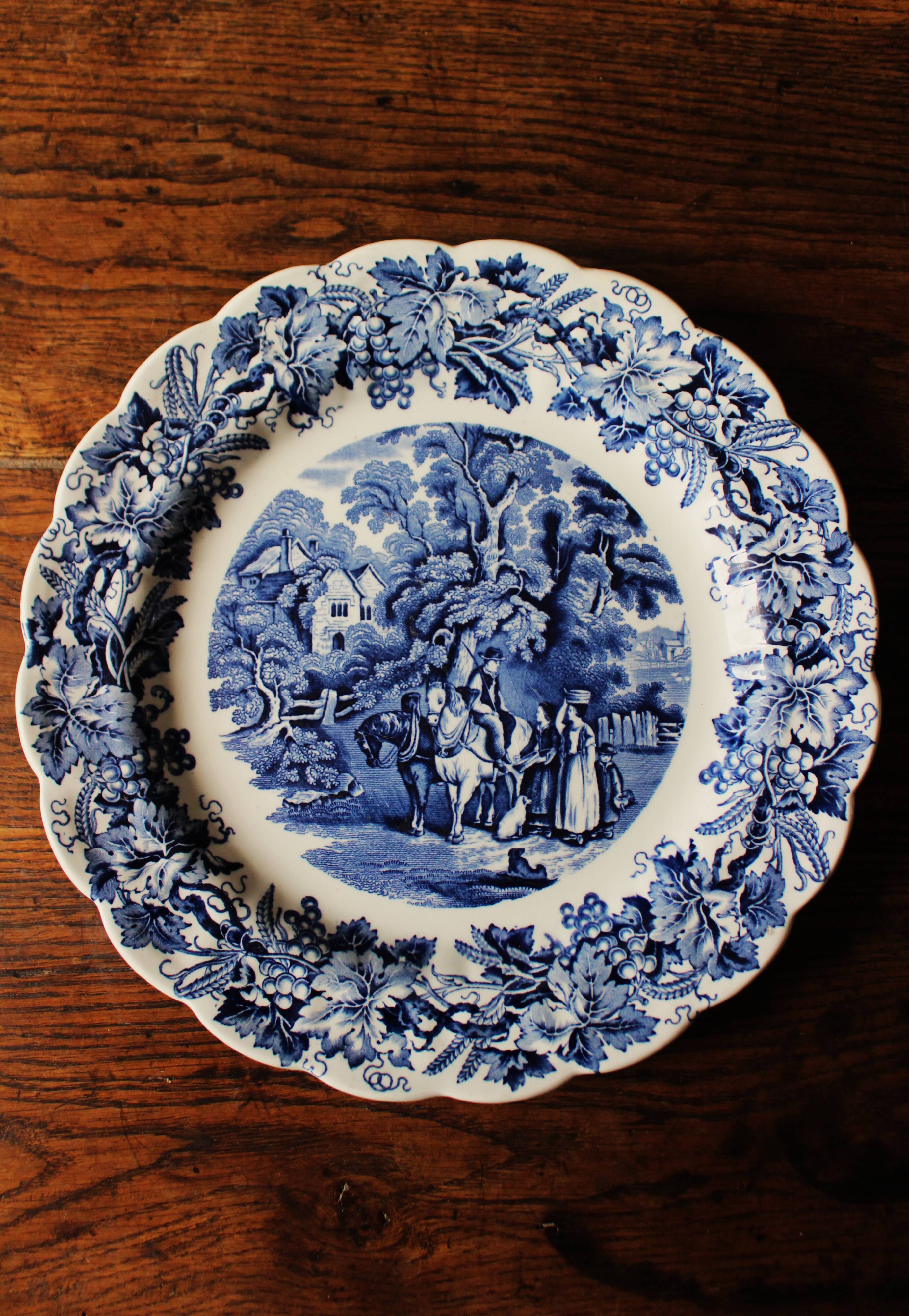 Plat rond festonné bleu faïence anglaise raisins