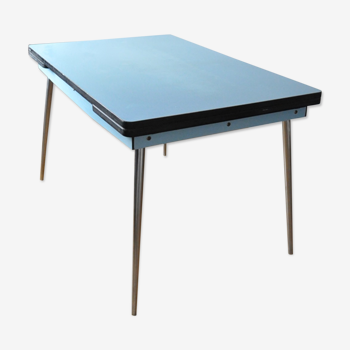 Extendable formica table