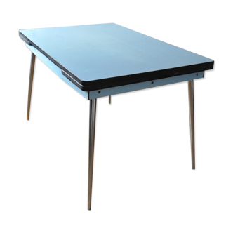 Extendable formica table