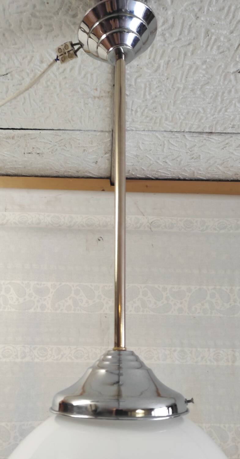 Suspension Bauhaus globe opaline et métal chromé - années 50/60