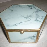 Boite hexagonale imitation marbre sertie de laiton doré avec miroir