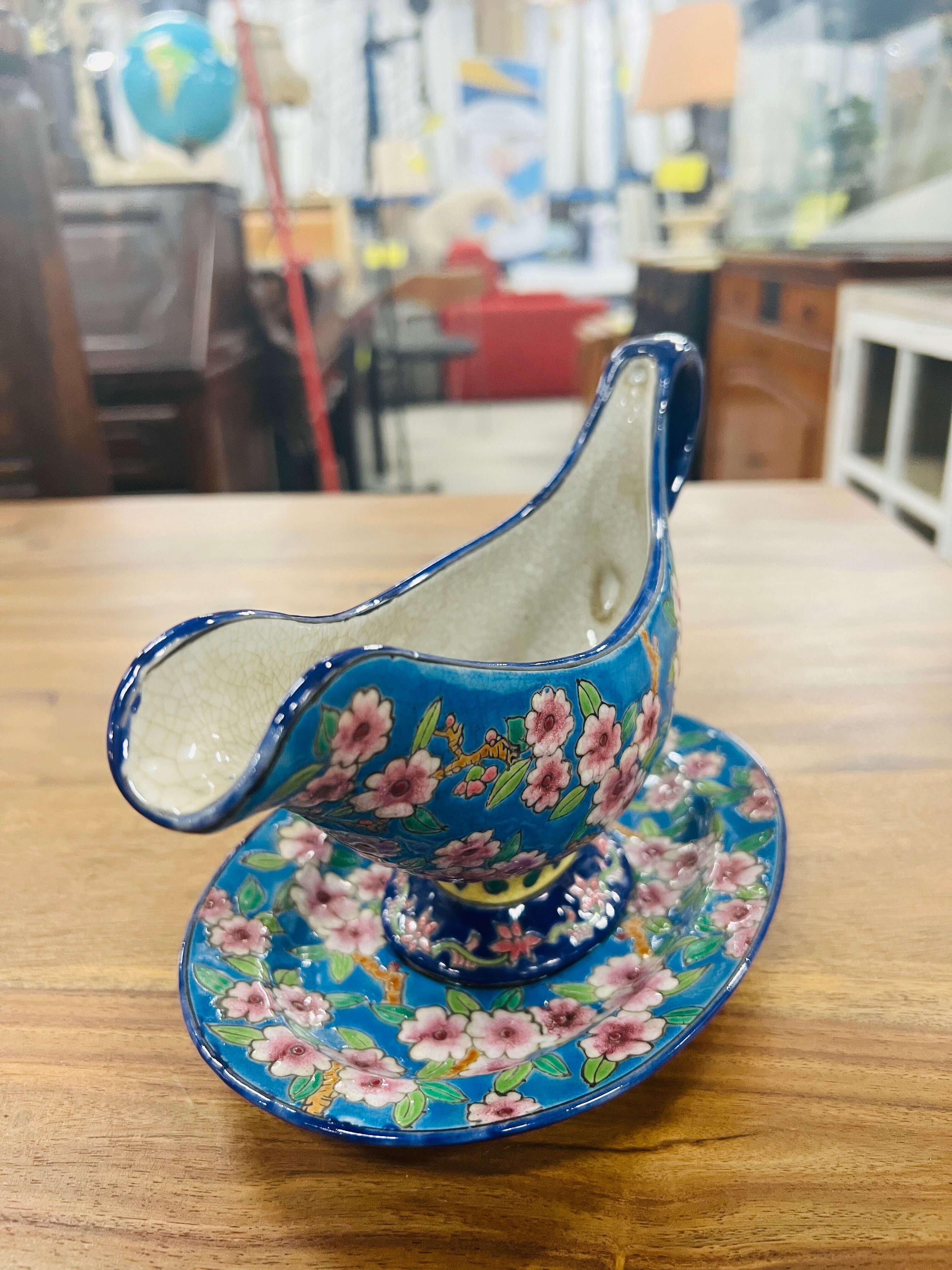 Antique saucière with support, Louvière