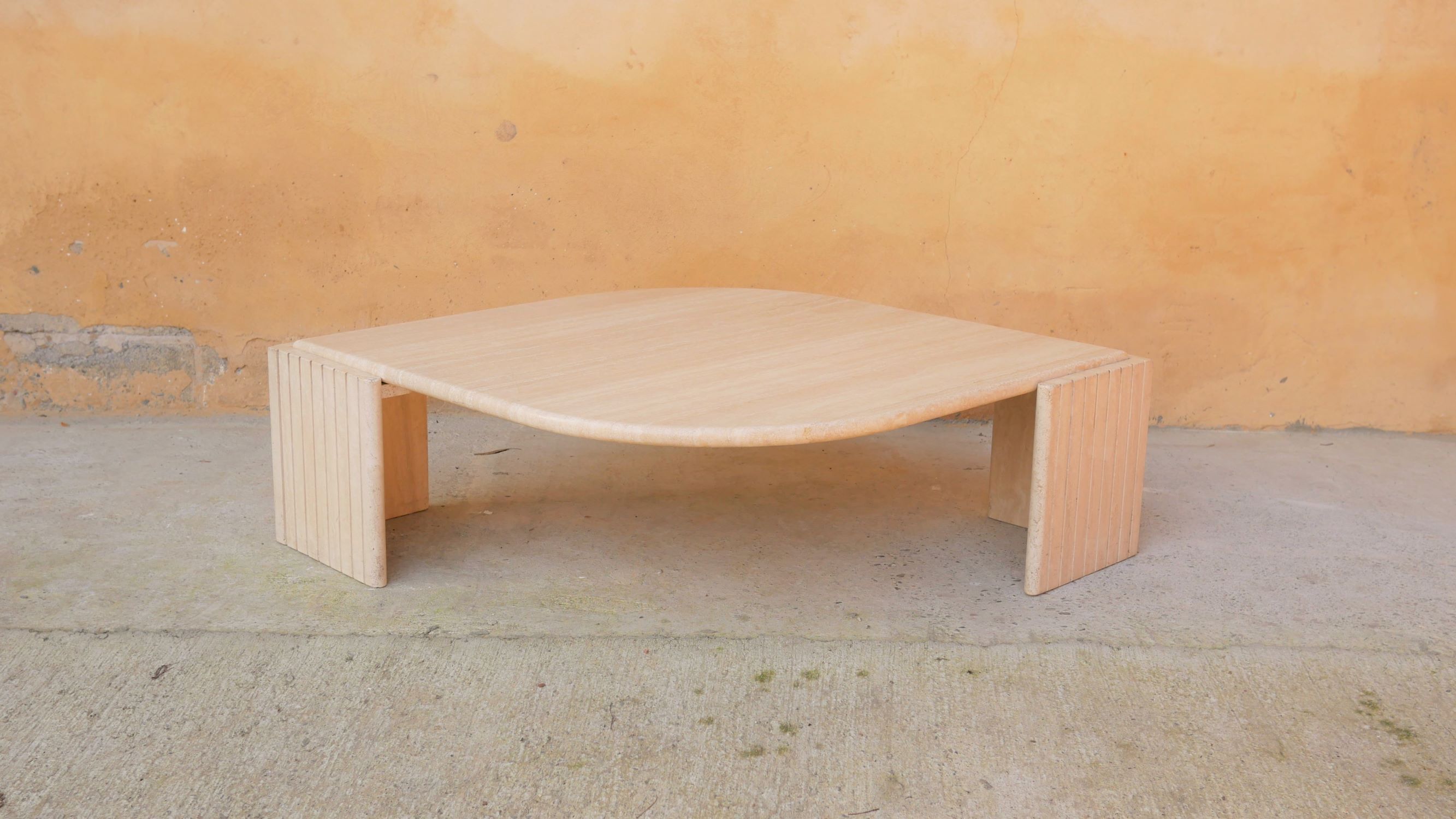 Table basse vintage en travertin par les éditions Roche Bobois