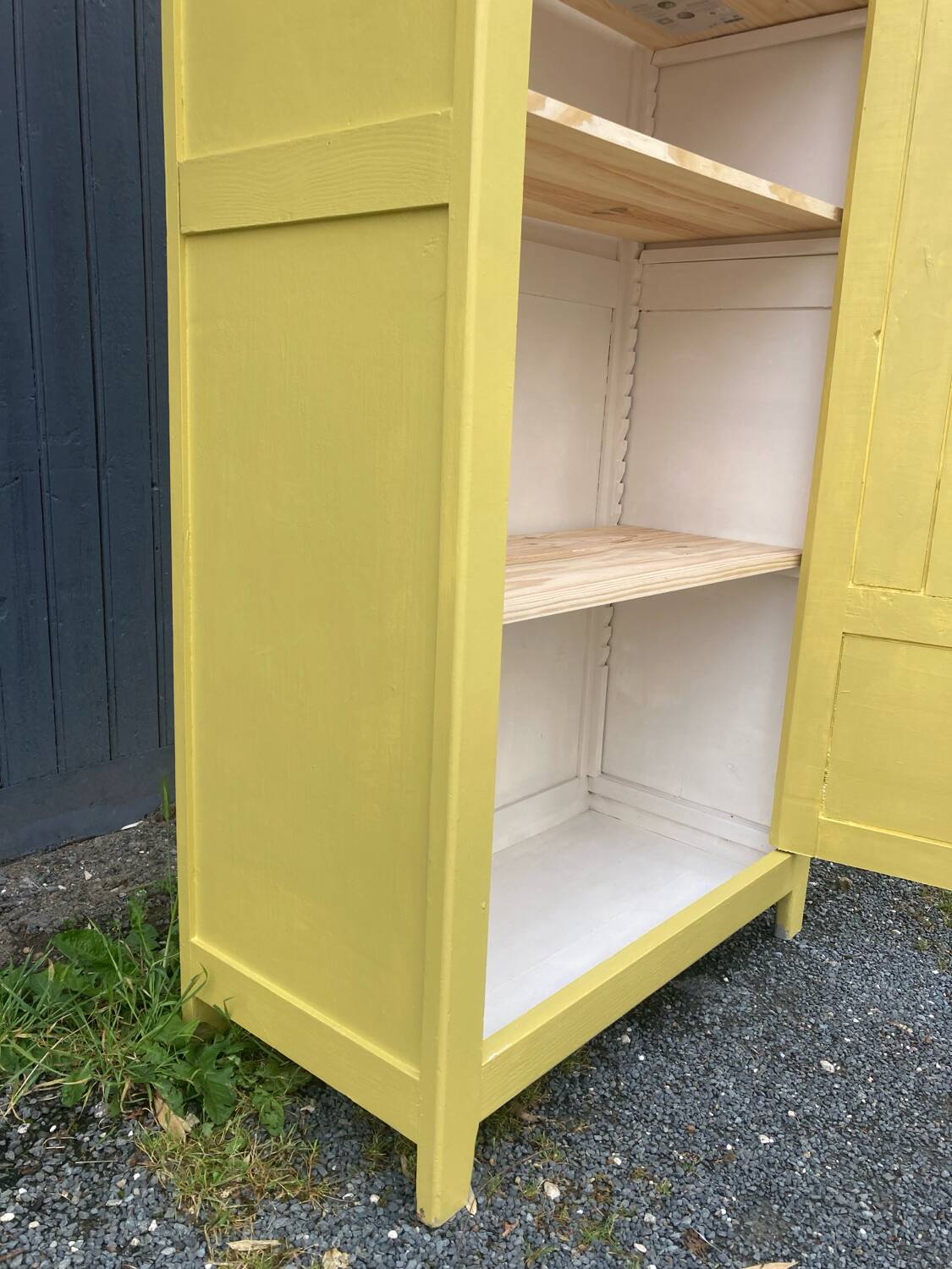 Simple yellow Parisian wardrobe