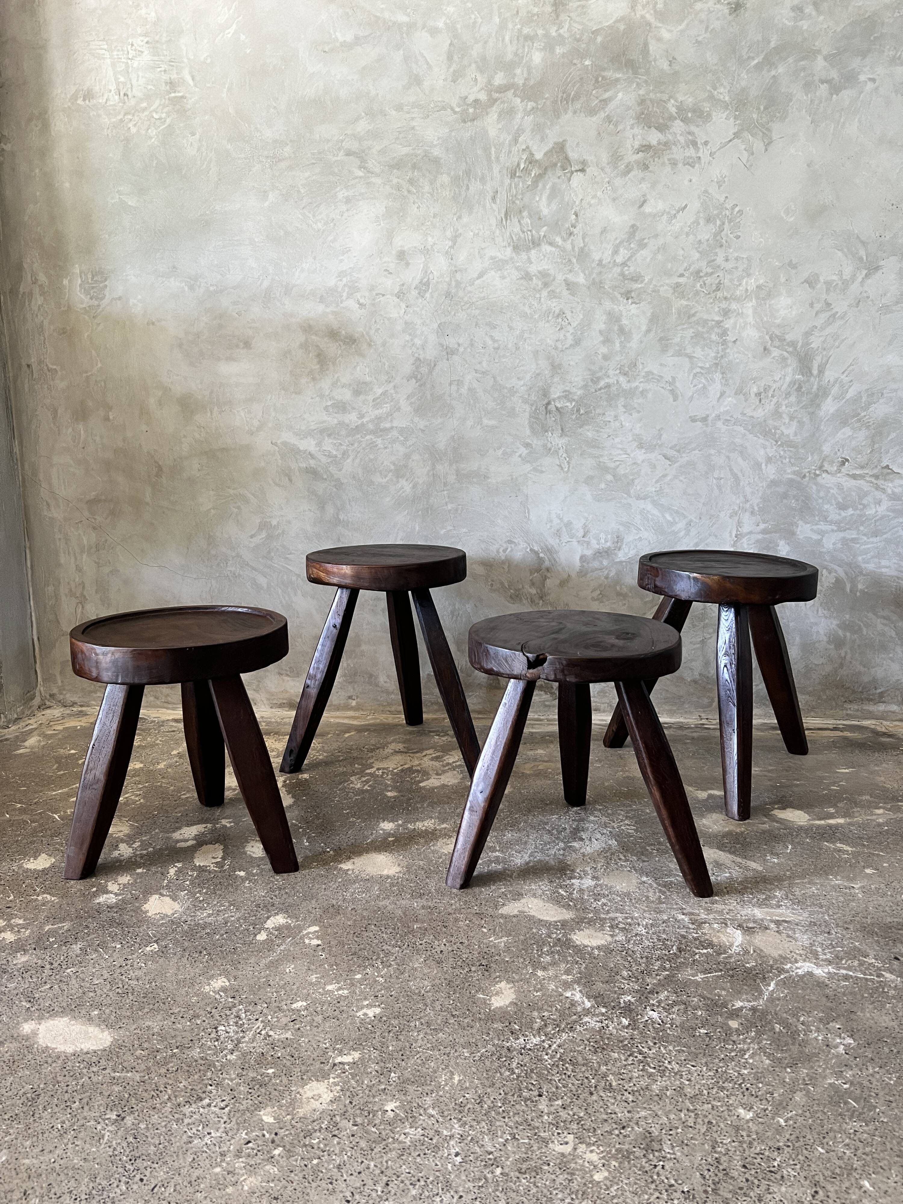 Low flat tripod stool in upcycled teak - Small tripod stool in solid brown wood with a circular seat.