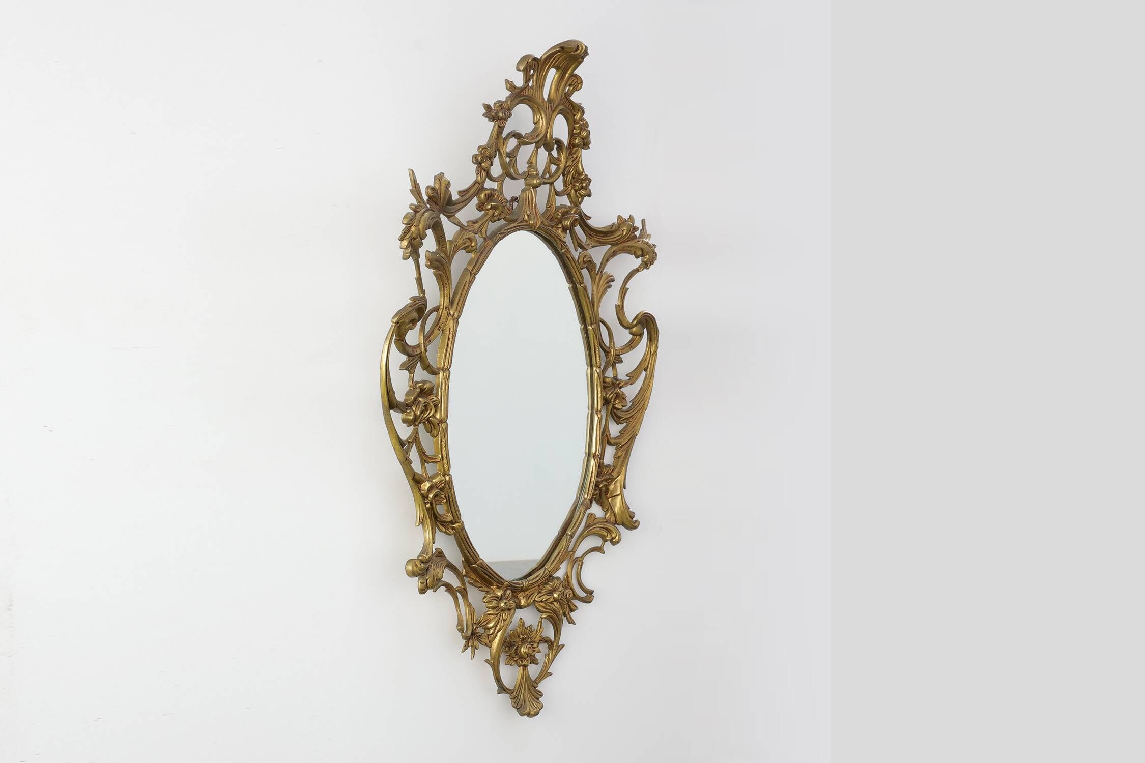 Miroir ovale en métal doré de style rococo, Italie, 20e siècle