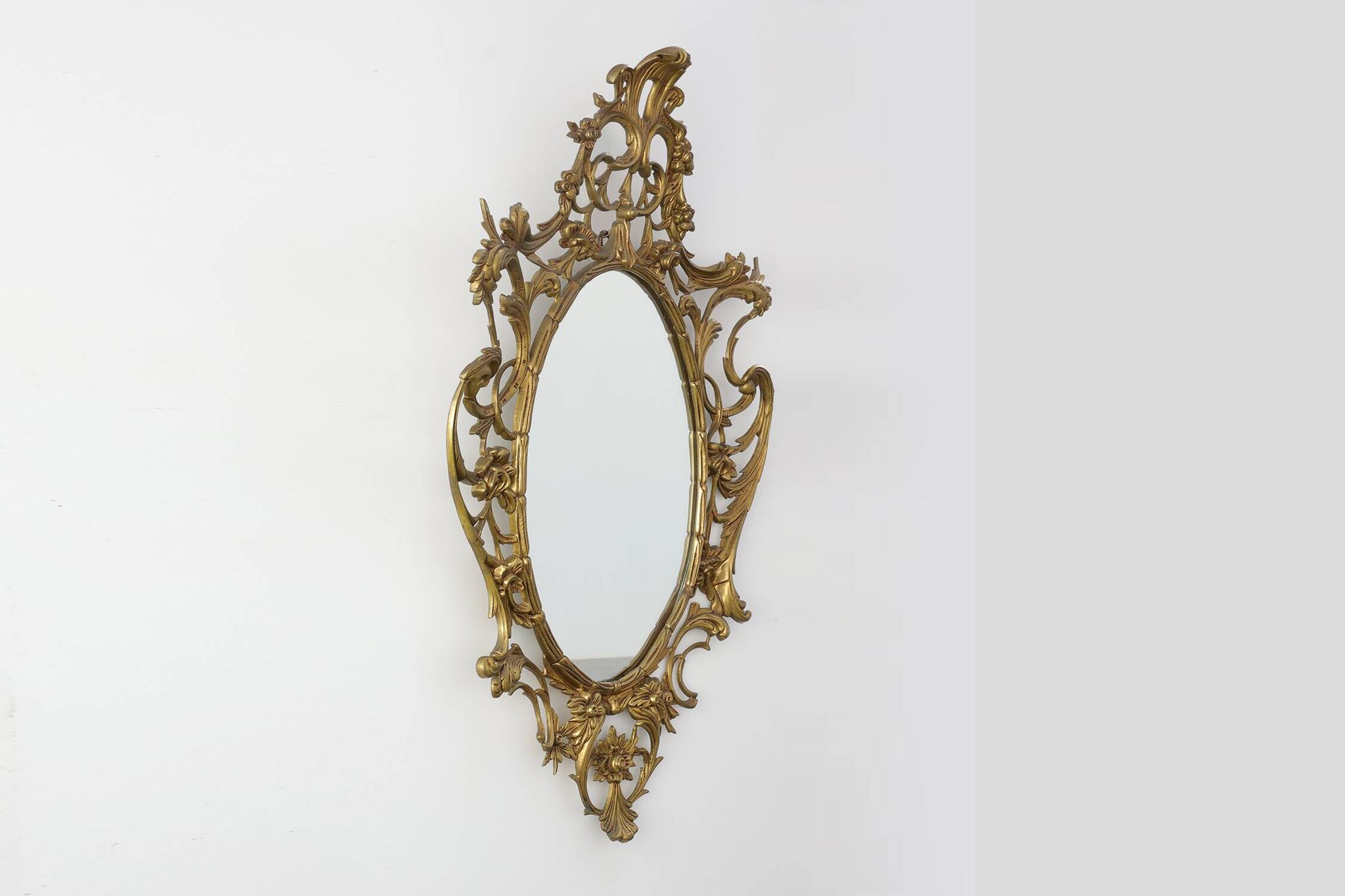 Miroir ovale en métal doré de style rococo, Italie, 20e siècle