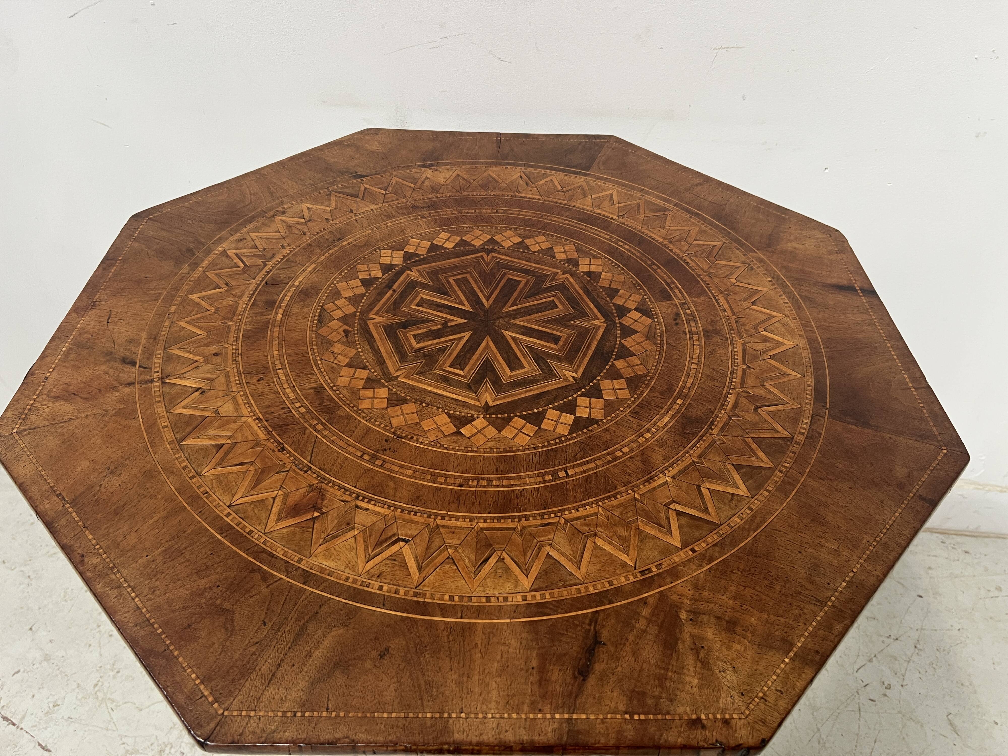 Octagonal pedestal table in marquetry, Italy, 19th century