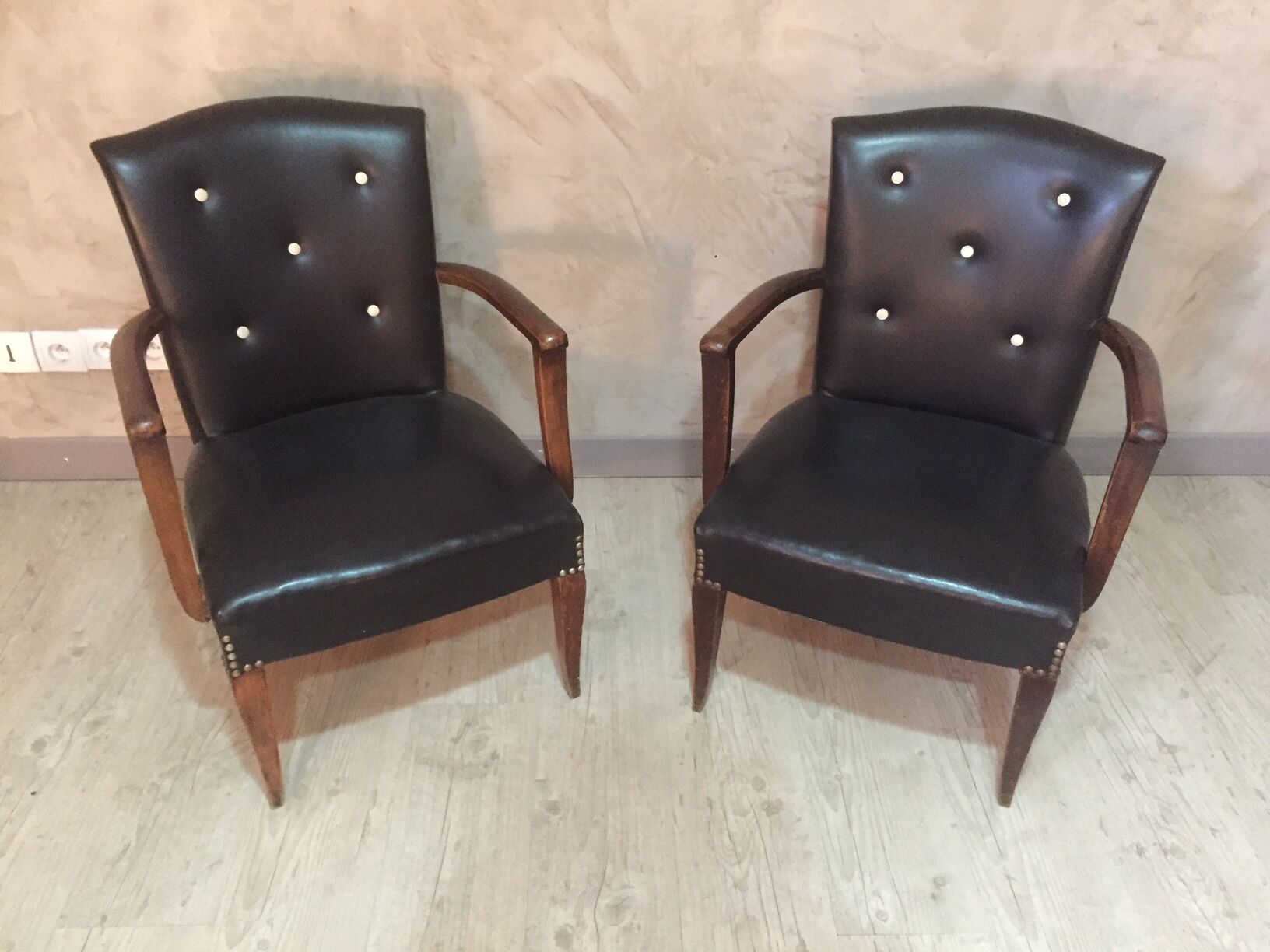 Paire de fauteuils en skai noir 1940